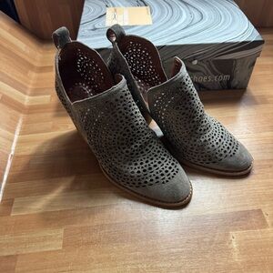 Jeffrey Campbell Rosalee taupe suede booties size 8.5. 2.5 inch heel